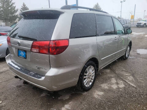 2004 Toyota Sienna LE 8 Passenger
