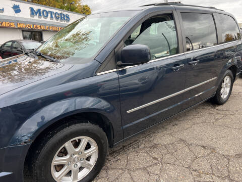 2009 Chrysler Town and Country for sale at Royal Auto Group in Warren MI