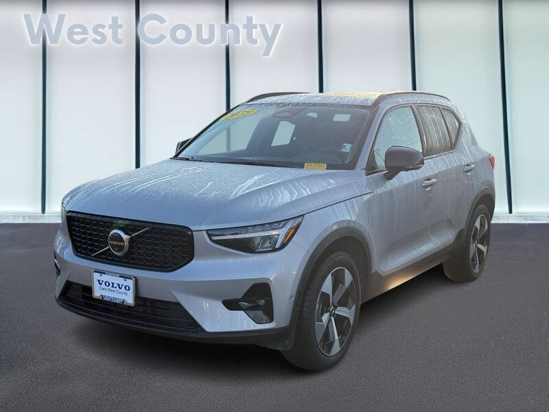 2025 Volvo XC40 B5 Plus Dark Theme