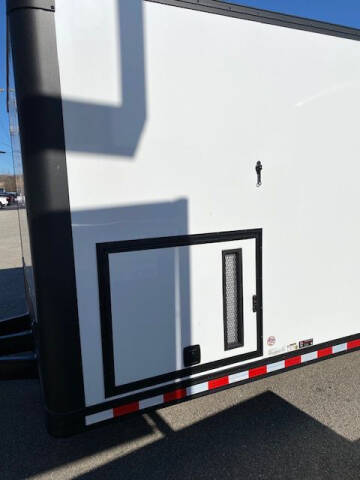 2021 Bravo 32' RACE TRAILE