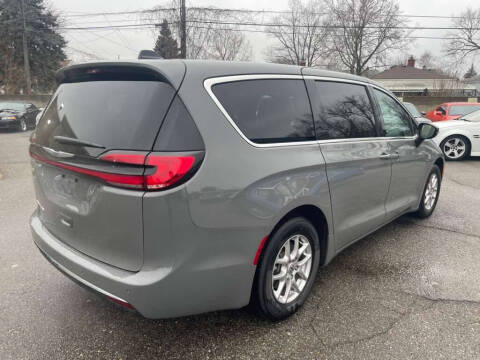 2025 Chrysler Pacifica Select