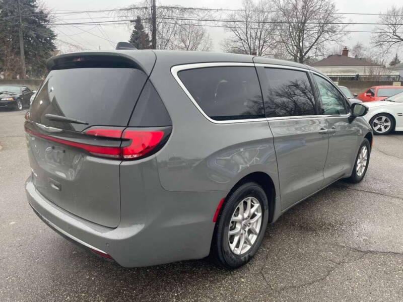 2025 Chrysler Pacifica Select
