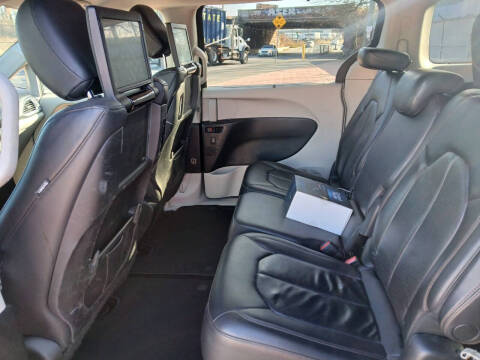 2017 Chrysler Pacifica Touring-L Plus