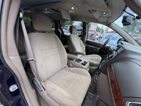 2012 Chrysler Town and Country Touring