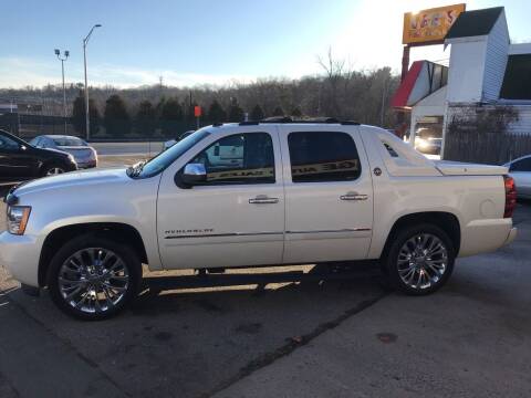 2013 Chevrolet Avalanche for sale at Heritage Auto Sales in Waterbury CT