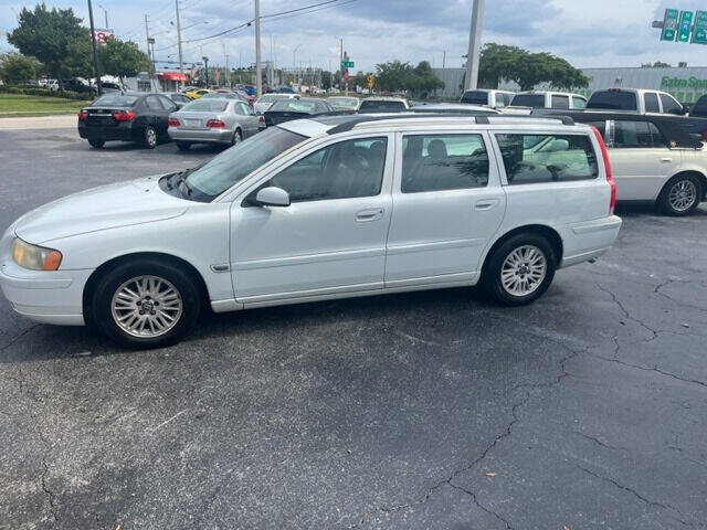 2005 VOLVO V70 Wagon - $3,495
