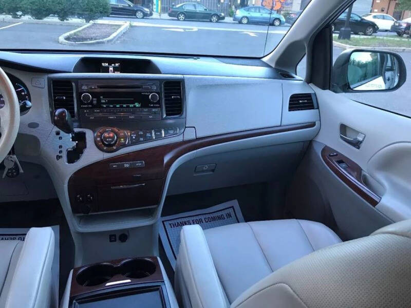 2014 Toyota Sienna XLE 8-Passenger