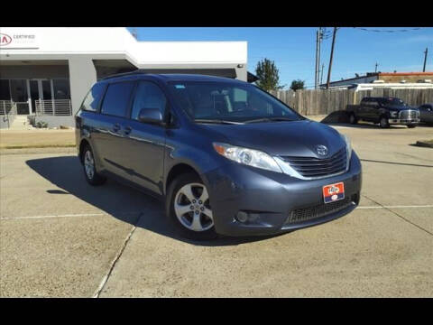 2017 Toyota Sienna for sale at FREDY USED CAR SALES in Houston TX