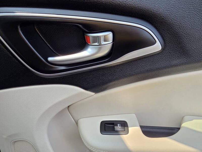 2016 Chrysler 200 C