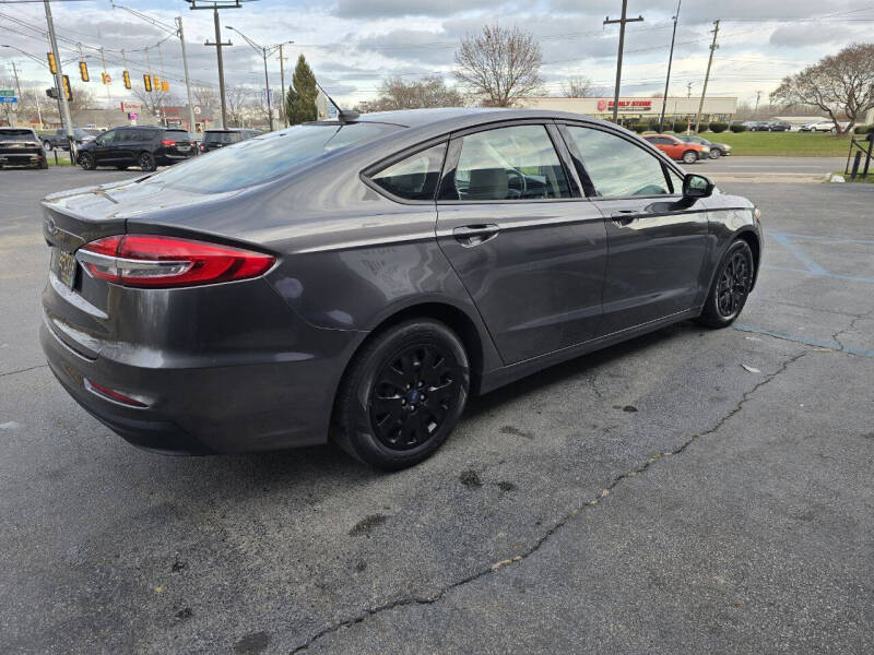 2019 Ford Fusion S photo 5