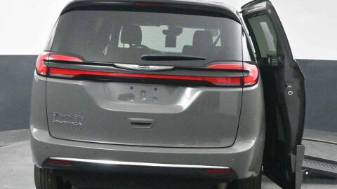 2025 Chrysler Pacifica Select