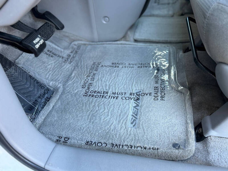 2005 Toyota Sienna LE 7 Passenger