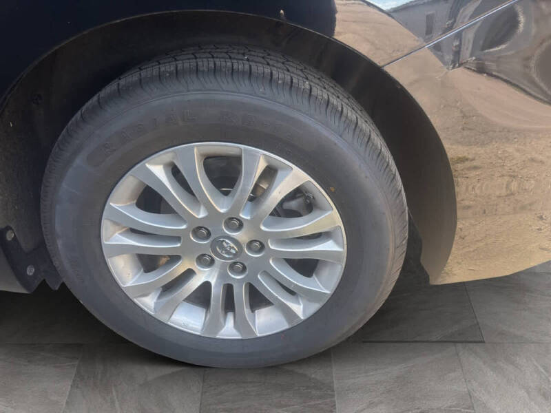 2017 Toyota Sienna XLE Premium 8-Passenger