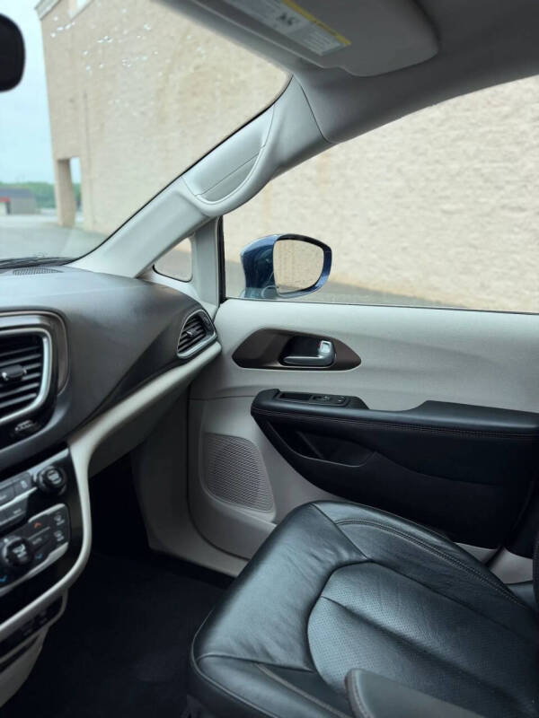 2017 Chrysler Pacifica Touring-L Plus