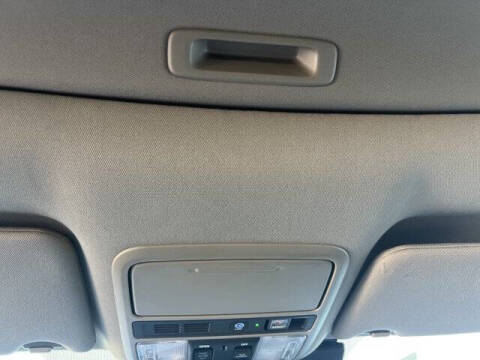 2022 Honda Pilot Touring w/Rear Captain's Chairs