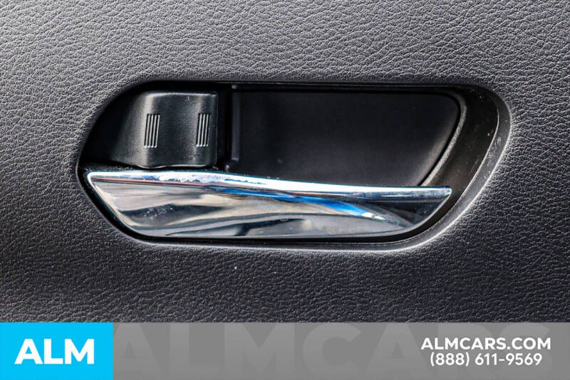 2022 Nissan Kicks SR