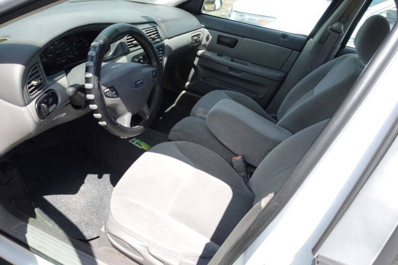 2003 Ford Taurus SE
