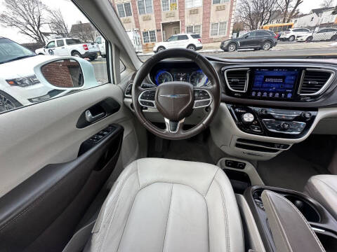 2017 Chrysler Pacifica Touring-L