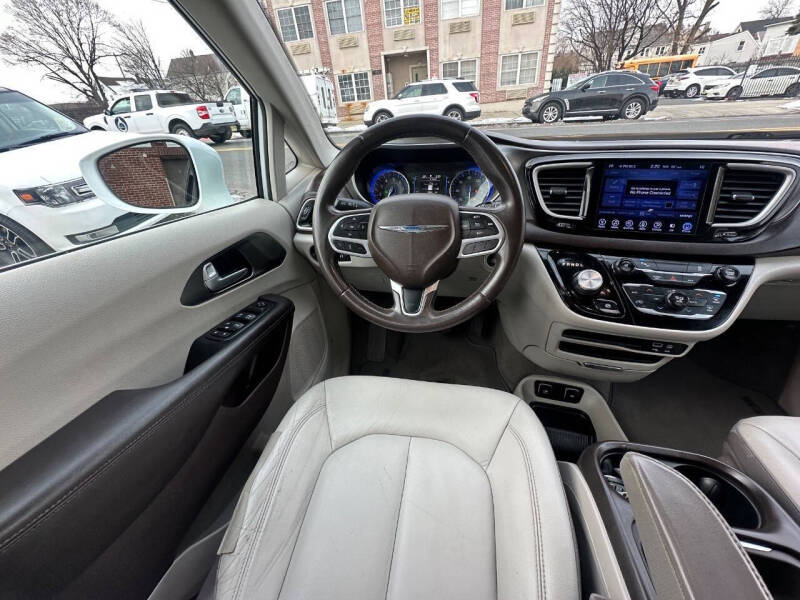 2017 Chrysler Pacifica Touring-L