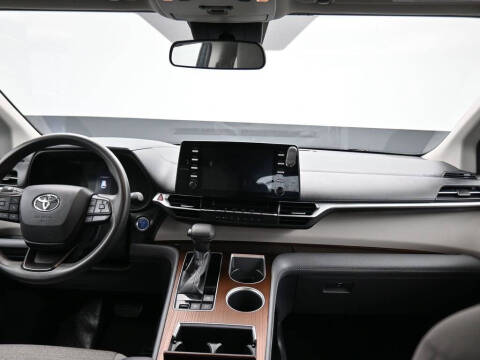 2022 Toyota Sienna LE 8-Passenger