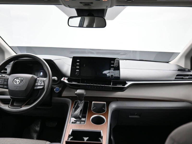 2022 Toyota Sienna LE 8-Passenger