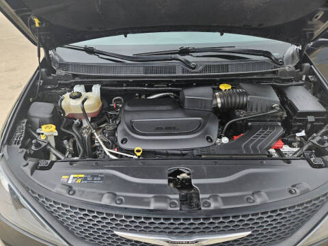 2022 Chrysler Voyager LX