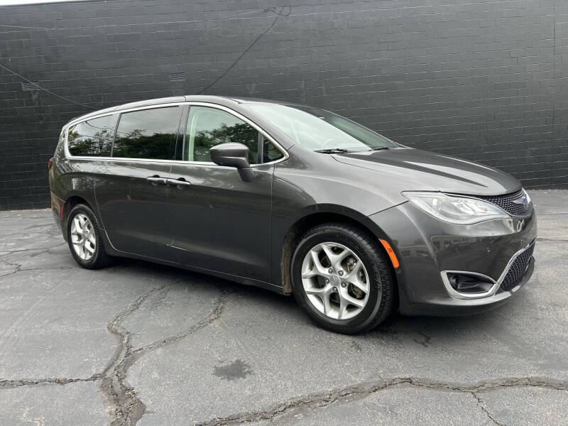 2019 Chrysler Pacifica Touring Plus's photo