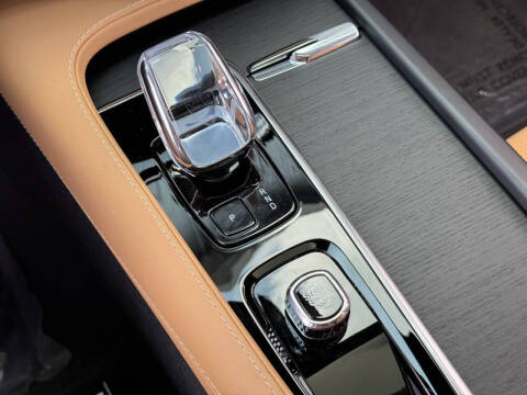 2024 Volvo XC90 Recharge T8 Ultimate Bright Theme 7P