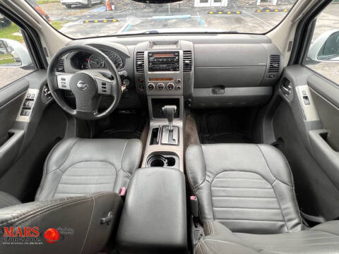 2005 Nissan Pathfinder LE