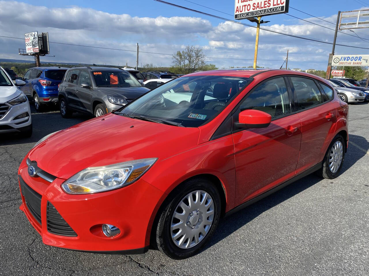 Red 2012 Ford Focus SE SE 4dr Hatchback 1