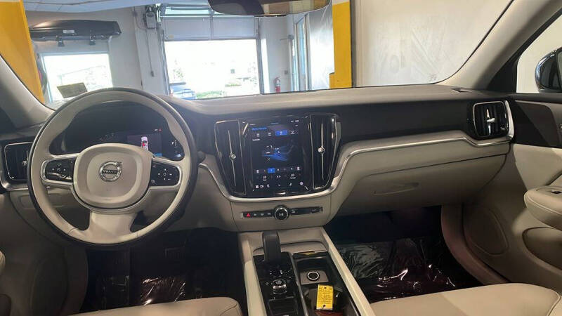 2023 Volvo S60 B5 Plus Dark Theme