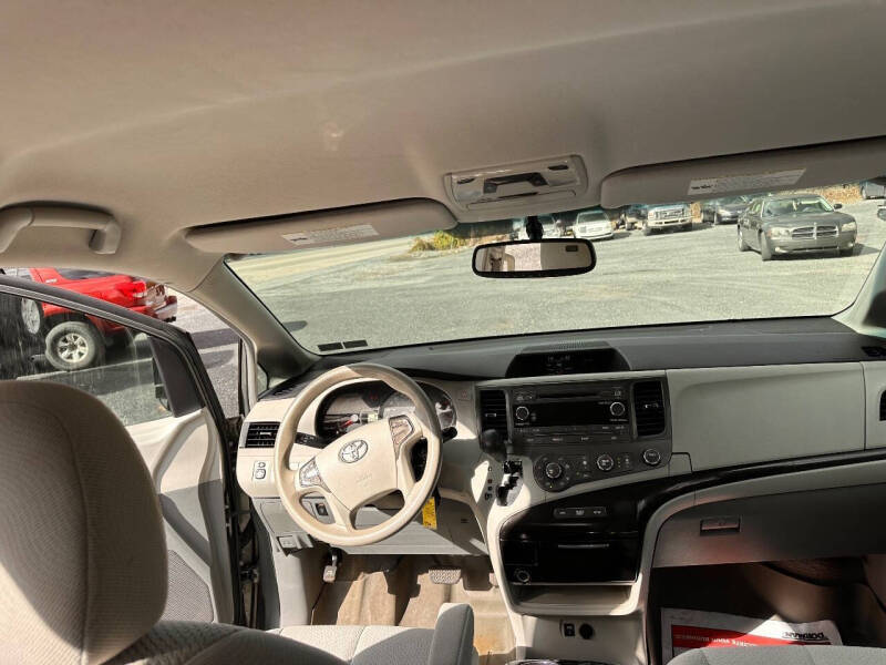 2011 Toyota Sienna LE 8-Passenger