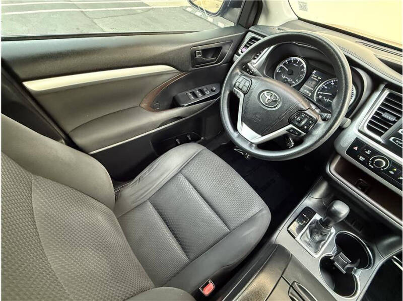 2017 Toyota Highlander LE