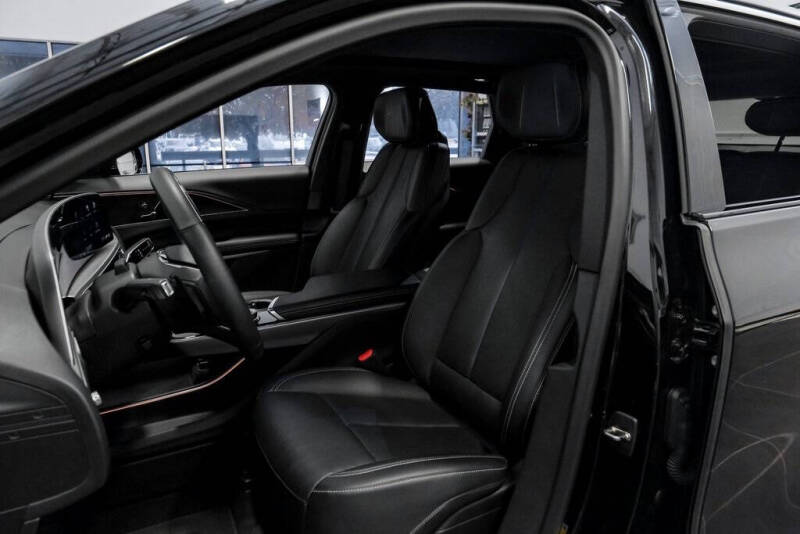 2024 Cadillac LYRIQ Luxury 2