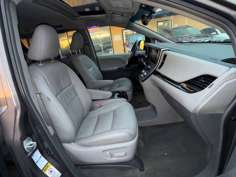 2017 Toyota Sienna XLE Premium 7-Passenger