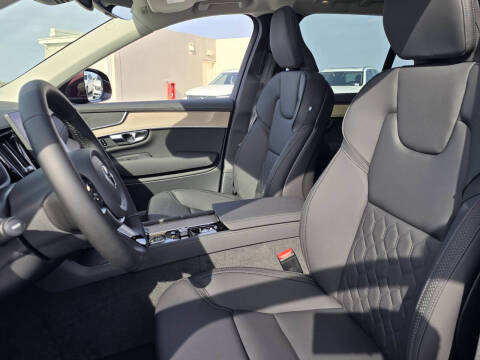 2025 Volvo XC90 B6 Core Bright Theme