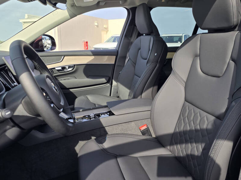 2025 Volvo XC90 B6 Core Bright Theme