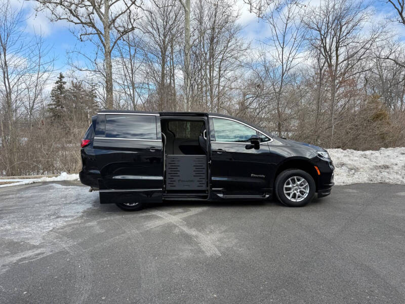 2024 Chrysler Pacifica Touring L