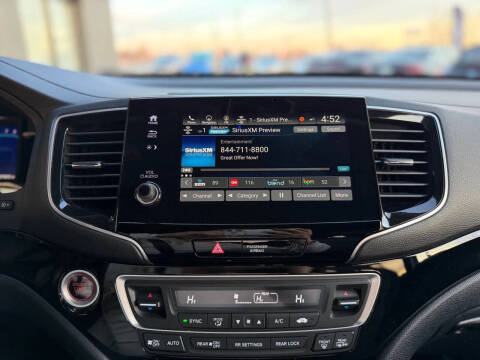 2021 Honda Pilot Touring w/Rear Captain's Chairs