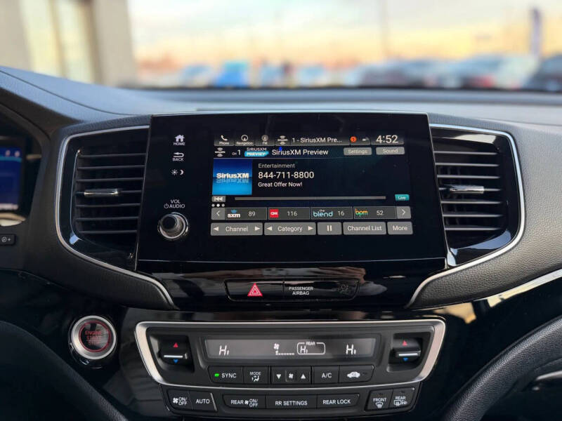 2021 Honda Pilot Touring w/Rear Captain's Chairs