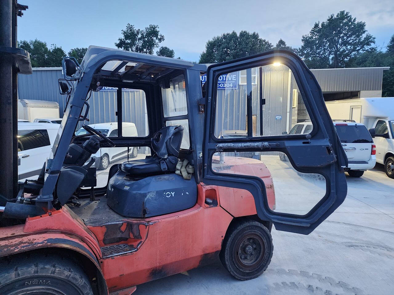 2004 Toyota 7FDAU50 Forklift for sale at PAKK AUTOMOTIVE in Peachland, NC