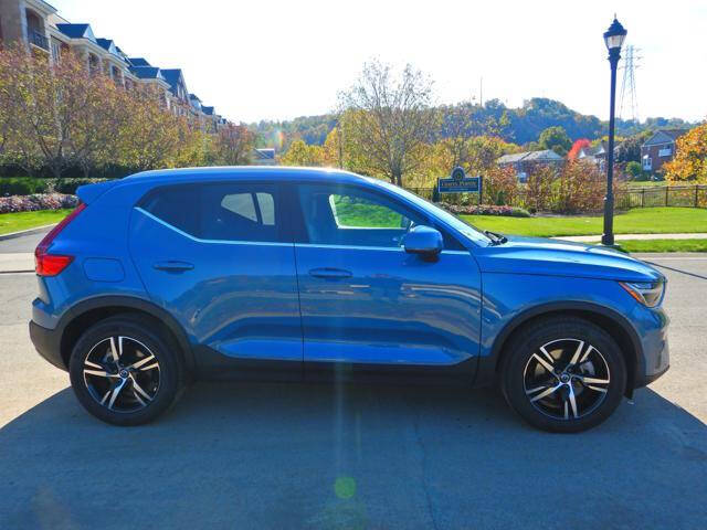 2025 Volvo XC40 B5 Core Bright Theme