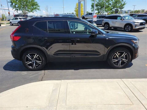 2023 Volvo XC40 B5 Plus Dark Theme