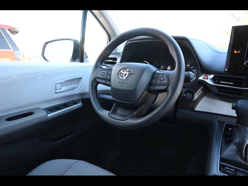 2025 Toyota Sienna LE 8-Passenger