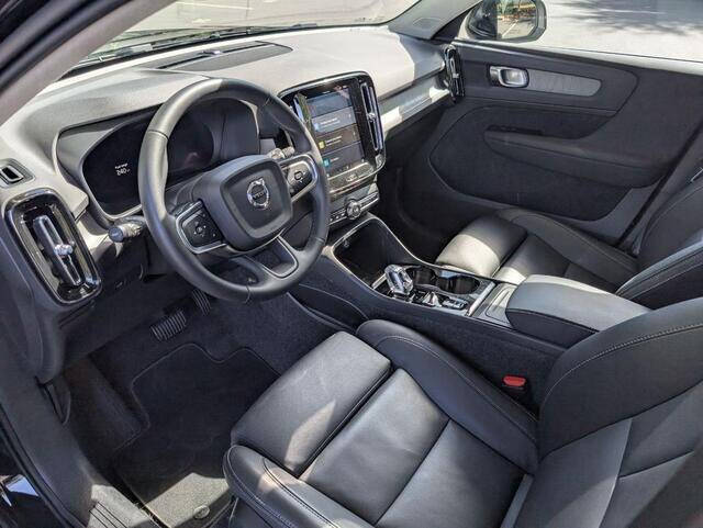 2025 Volvo XC40 B5 Plus Bright Theme