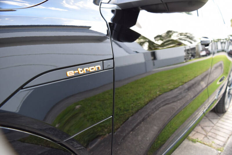 2022 Audi e-tron quattro Premium