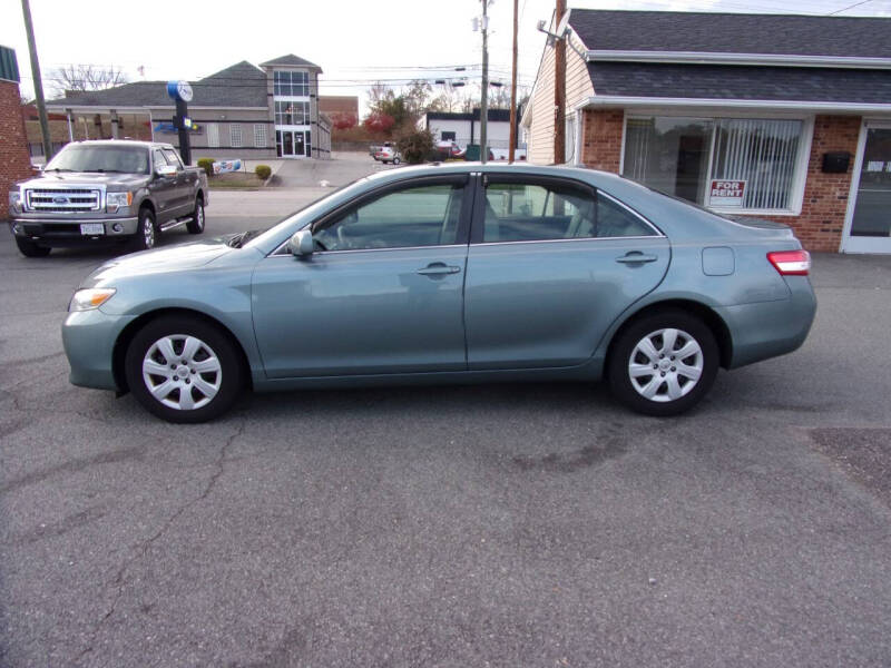 2010 Toyota Camry LE photo 3