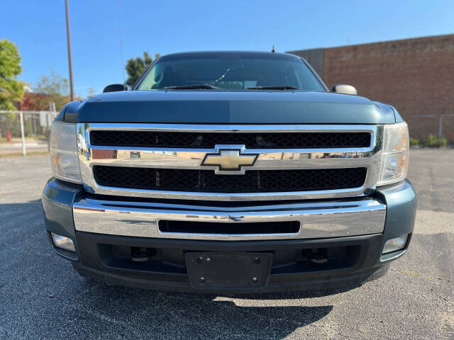 2011 Chevrolet Silverado 1500 for sale at Ideal Cars LLC in Skokie, IL