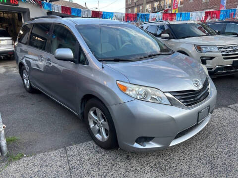2014 Toyota Sienna LE 8-Passenger