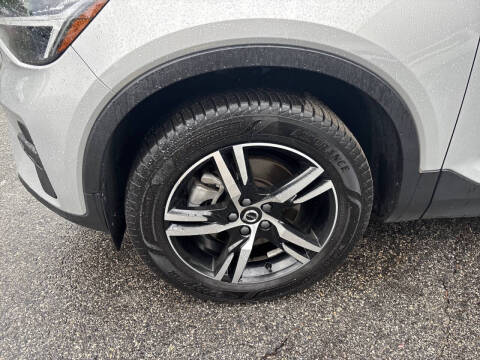 2024 Volvo XC40 B5 Core Dark Theme